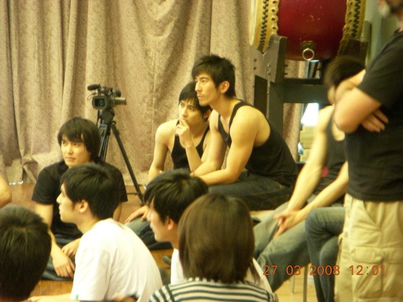 修杰楷（右）昔日办签书会，「同居人」仔仔现身力挺。（本报数据照片）