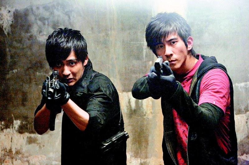 修杰楷（右）昔日办签书会，「同居人」仔仔现身力挺。（本报数据照片）