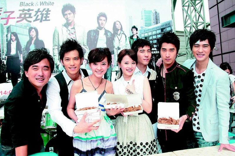 修杰楷（右）昔日办签书会，「同居人」仔仔现身力挺。（本报数据照片）