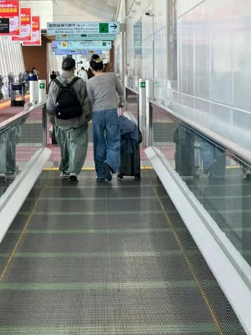 王菲(右)、谢霆锋多次在机场手牵手。(取材自微博)