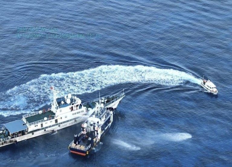 菲律宾农业部渔业暨水资源局（BFAR）21日谴责中国海警船（左）在南海希望礁附近使用水砲，侧面撞击了一艘正在运行研究任务的菲律宾渔业船。美联社
