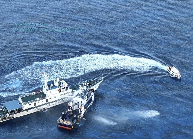 菲律宾农业部渔业暨水资源局(BFAR)21日谴责中国海警船(左)在南海希望礁附近使用水砲,侧面撞击了一艘正在运行研究任务的菲律宾渔业船。美联社
