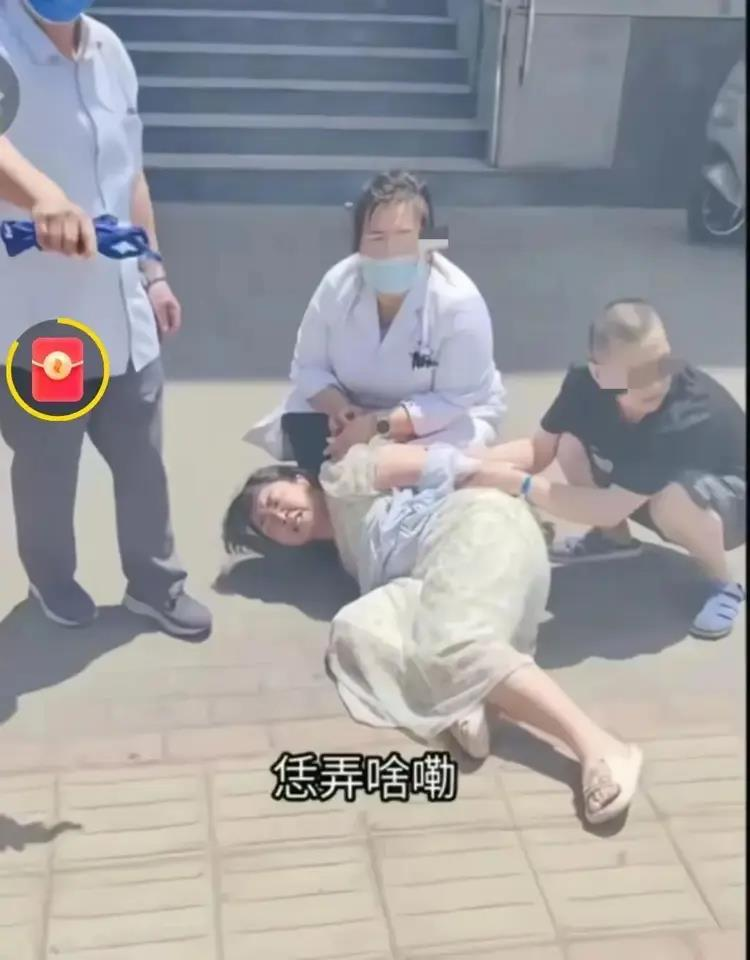 女子双手被控制住不停在地上挣扎。(视频截屏)