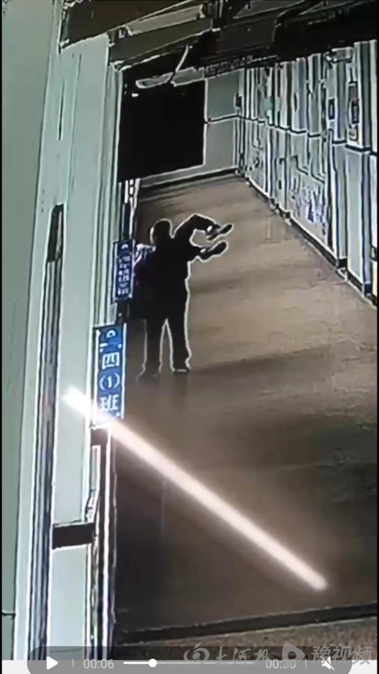 温州一名小学生被老师拎起身子，悬空探出3楼窗外。(取材自大河报)