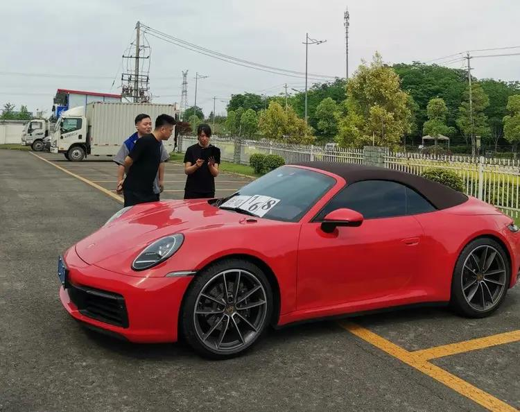 刘某的女友用其诈骗所得买豪宅、豪车。(取材自成都日报)