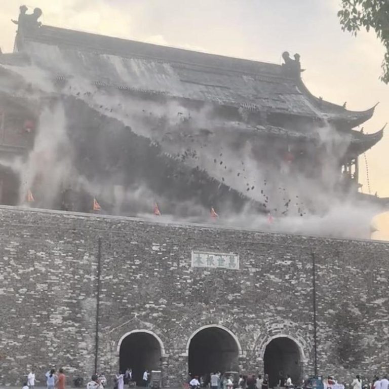 安徽凤阳县鼓楼楼宇发生坍塌，大面积的屋瓦整片落下，幸未造成伤亡。（取材自现代快报）