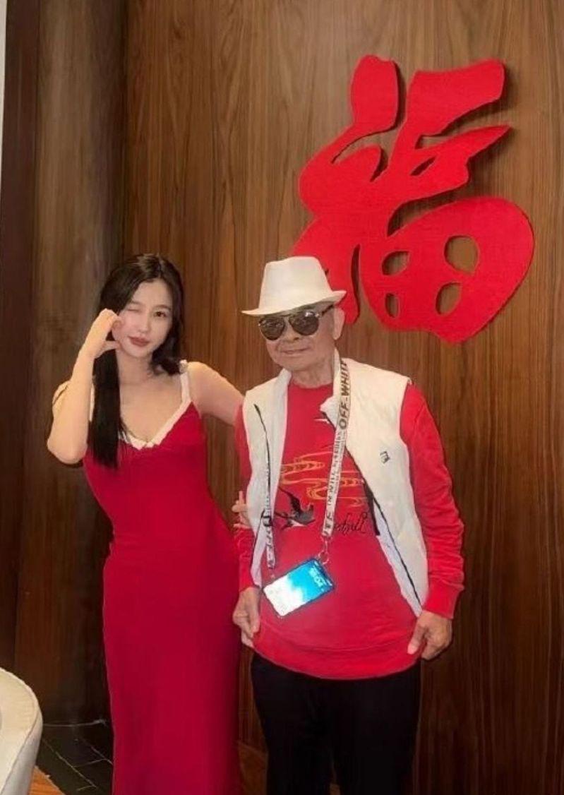虞书欣人气很旺，家族惊爆官商勾结。(取材自微博)