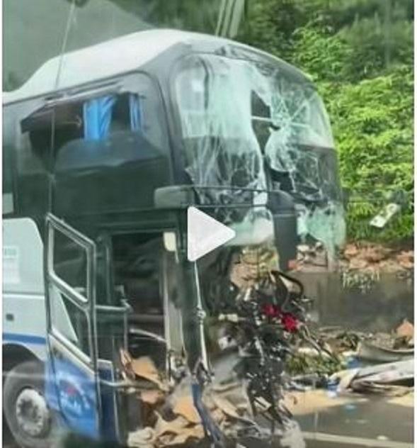 肇庆市公安局交通警察支队通报,一辆从四川仪陇开往深圳的旅游巴士(游览车),19日上午6时开至肇庆境内某高速公路路段时,越过公路中央隔离带后撞山,造成2死2重伤。(截取自影片)