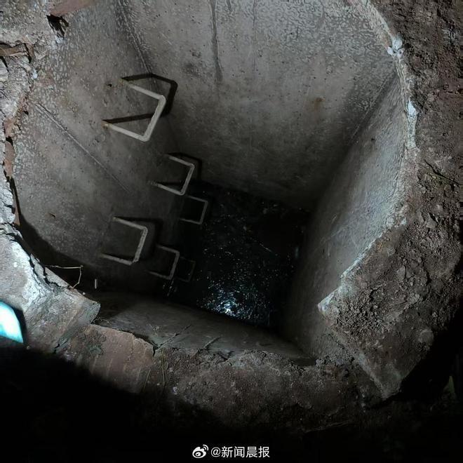四川一名男学生摔落化粪池不幸身亡。(取材自新闻晨报)