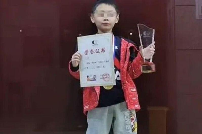 福建省泉州九岁围棋神童日前于杭州跳楼身亡,福建省围棋协会21日证实死讯。(取材自微博)