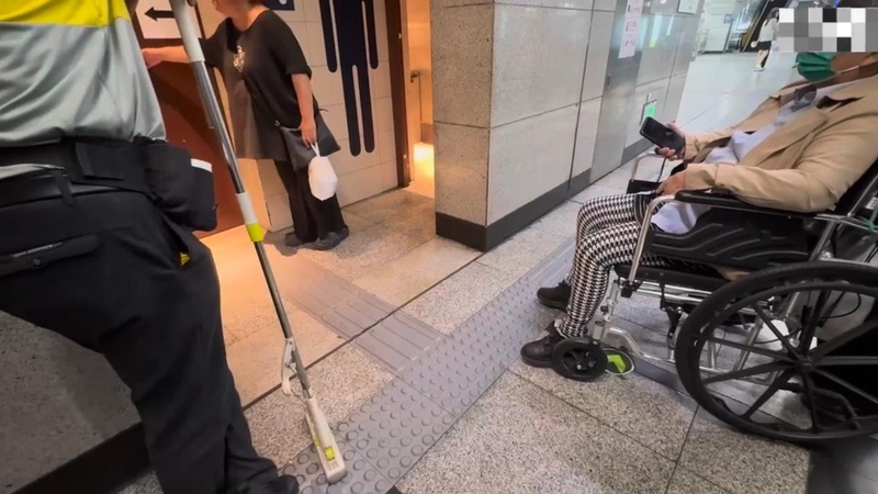 在排队人潮催促下，这对情侣才步出无障碍洗手间。（取材自新京报）