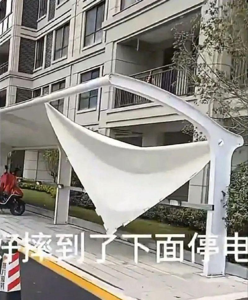 彭惠芳堕到遮雨棚缓冲再坠地,雨棚已损坏。(取材自纵览新闻)