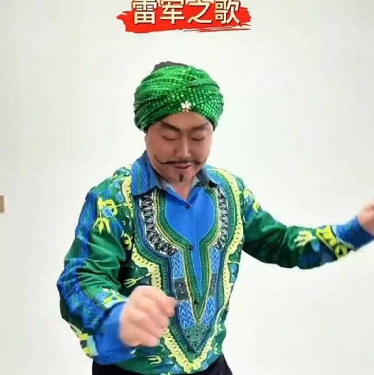 小米集团近期因为小米汽车的一系列风波陷入困境，刚魔改印度传统神曲创造了「刚买的飞机被打了」，在全球掀起波澜的网红「豪哥哥」团队成员，又迅速创作一首「雷军之歌」。（截取自影片）