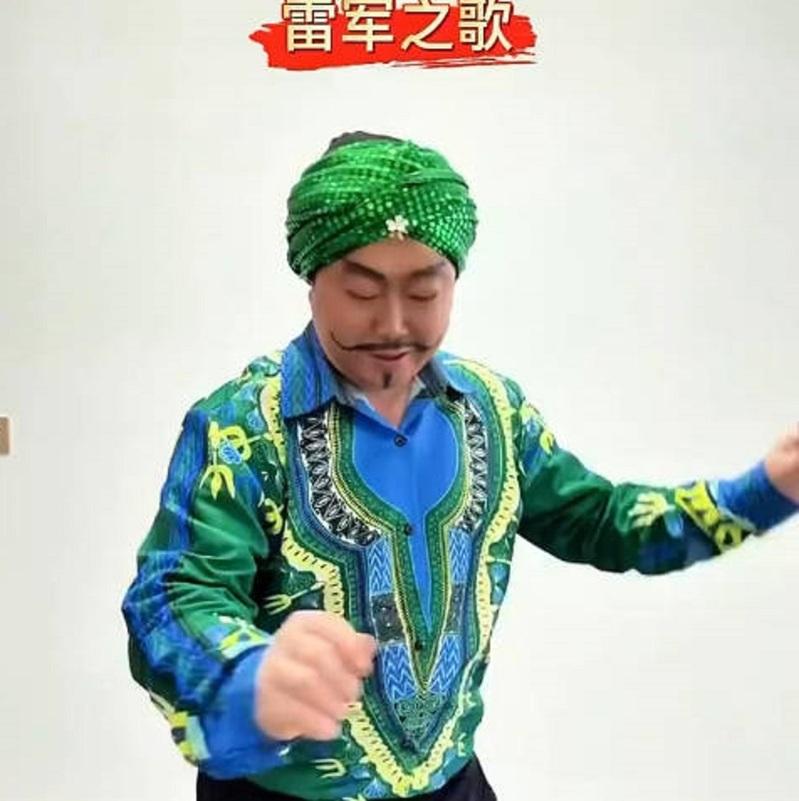 小米集团近期因为小米汽车的一系列风波陷入困境,刚魔改印度传统神曲创造了「刚买的飞机被打了」,在全球掀起波澜的网红「豪哥哥」团队成员,又迅速创作一首「雷军之歌」。(截取自影片)