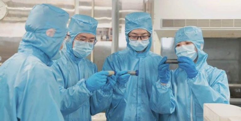 东方精材年产350吨高分散超细银粉产线正式在四川省德阳市投产。图为高分散超细银粉实验。 （本报德阳传真）