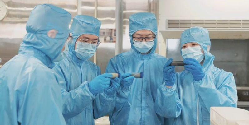 东方精材年产350吨高分散超细银粉产线正式在四川省德阳市投产。图为高分散超细银粉实验。 (本报德阳传真)