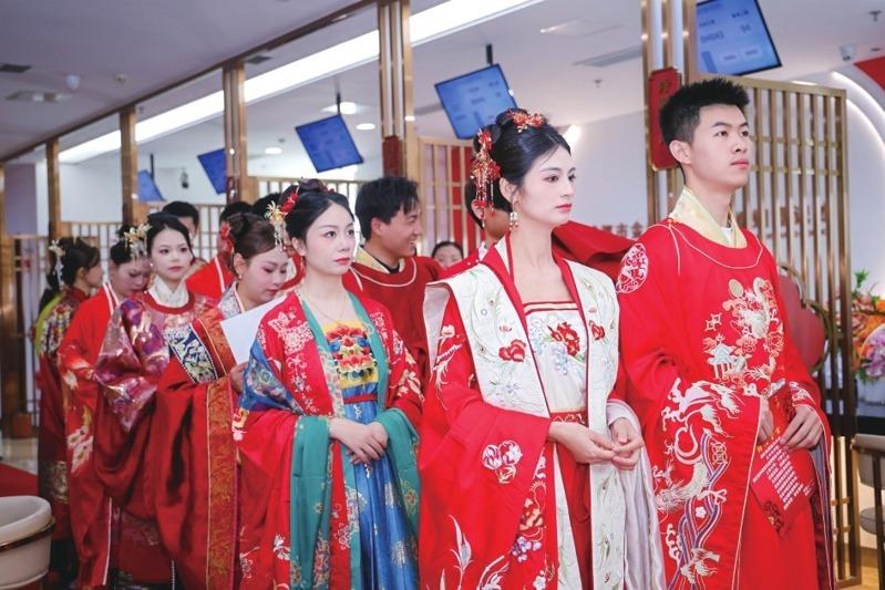 5月20日,成都金牛区举办中式集体婚礼,六对新人身穿传统婚服领证。(取材自华西都市报)