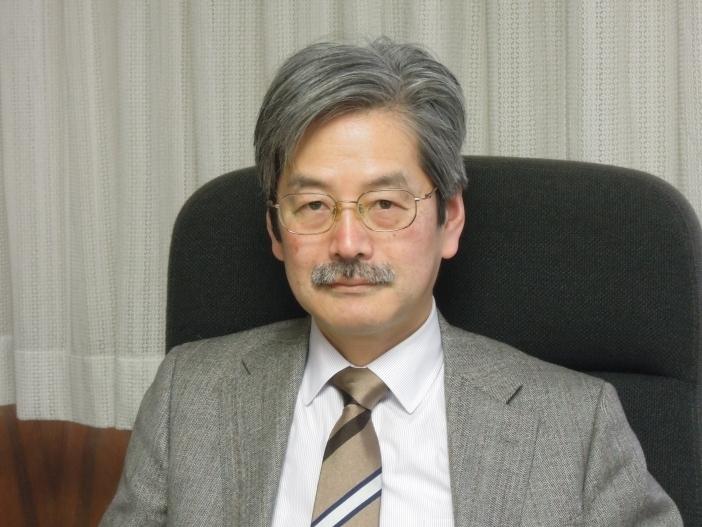 四川大学因遭受网暴撤下日本学者宫本一夫的聘用通知，图为宫本一夫(前)在陕西考古博物馆内参观拍摄。(新华社)