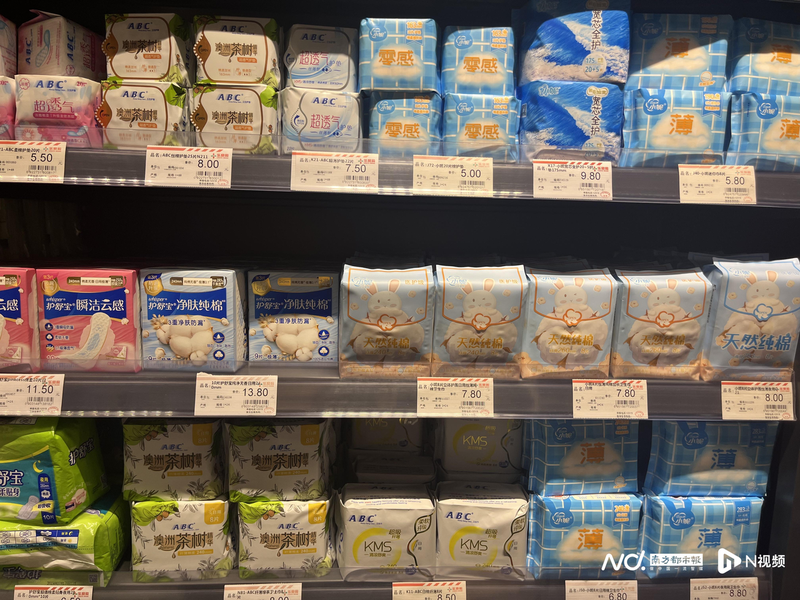 货架上的卫生巾产品。(取材自南方都市报)