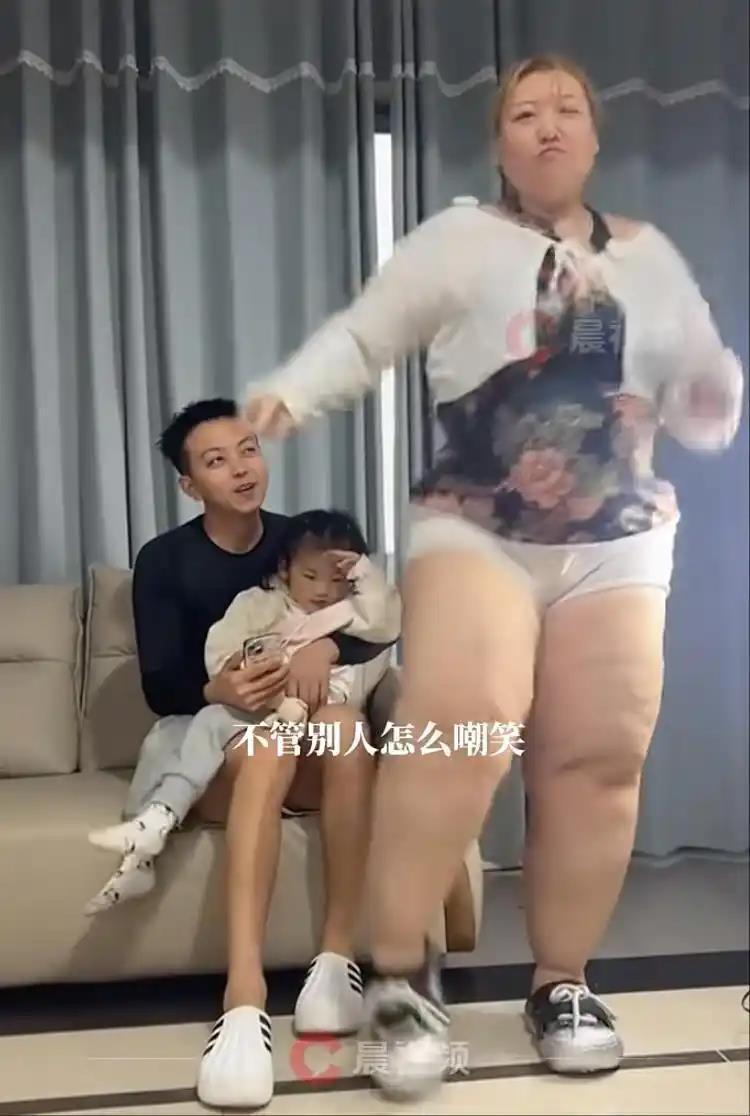 贵州遵义一对夫妻相爱七年，女方从168斤胖到350斤。(视频截屏)