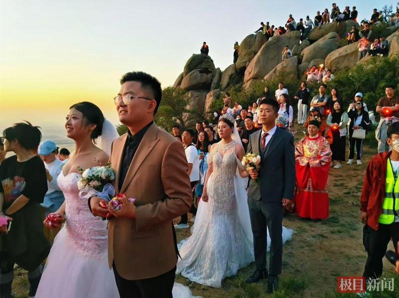 5月20日清晨,贺兰山滚钟口举办了一场山顶婚礼,吸引千人参与观礼。(取材自极目新闻)
