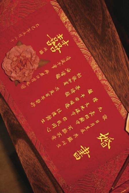 5月20日清晨，贺兰山滚钟口举办了一场山顶婚礼，吸引千人参与观礼。(取材自极目新闻)
