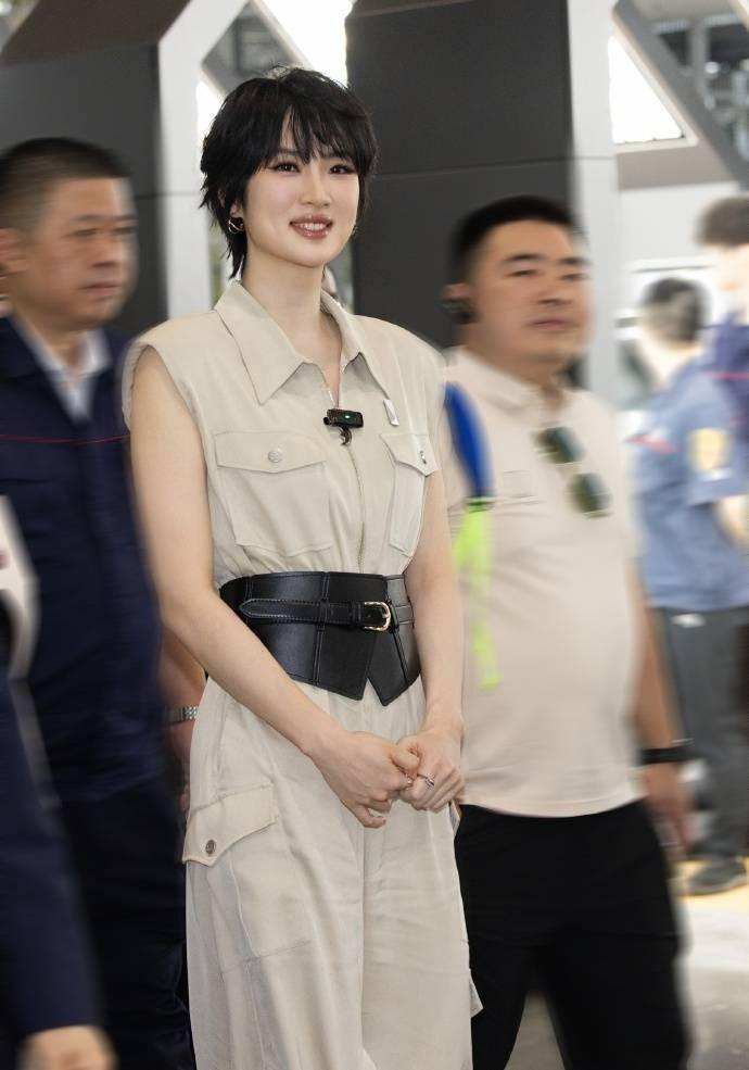 华为创始人任正非的小女儿姚安娜，戴工牌、穿工服走进重庆的智能工厂。(取材自姚安娜工作室)