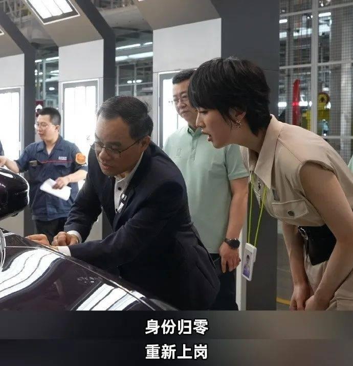 华为创始人任正非的小女儿姚安娜,戴工牌、穿工服走进重庆的智能工厂。(取材自姚安娜工作室)