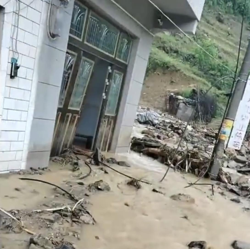 22日上午,贵州省毕节市大方县果瓦乡庆阳村发生山体滑坡,当地居民甄女士表示,从21日晚到22日早有持续降雨,也下冰雹,有民房被积水淹。(取材自微博)