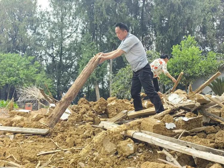 杨清虎说老宅的「神龛都埋在地下了」。(取材自澎湃新闻)