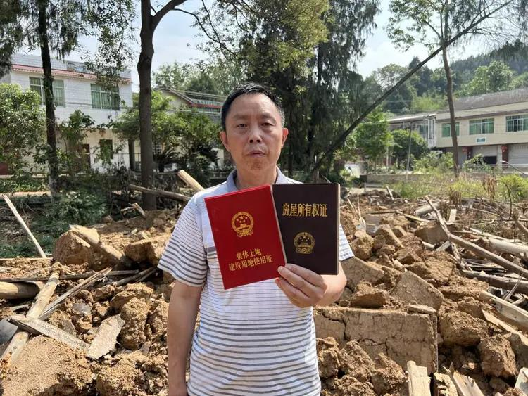 杨清虎说老宅的「神龛都埋在地下了」。（取材自澎湃新闻）