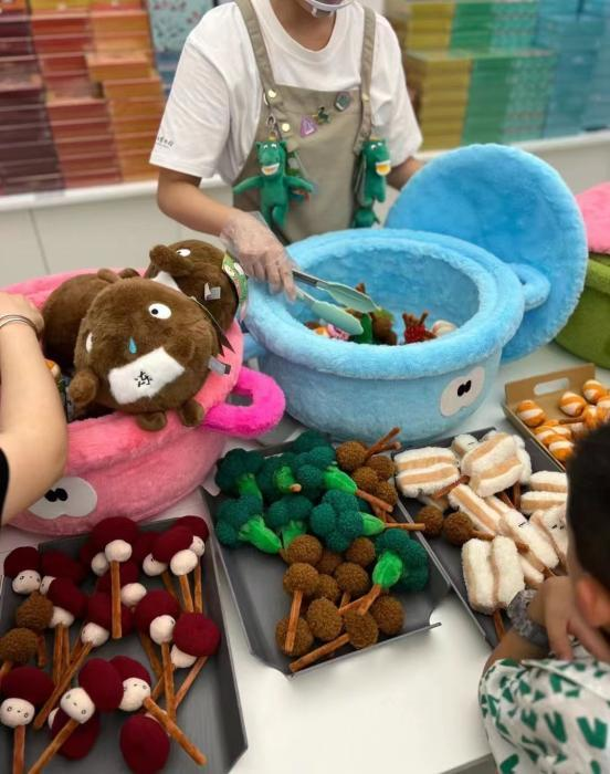 「拙政园鸳鸯馆花窗紫藤发光灯笼冰箱贴」让人爱不释手。（取材自凤凤WEEKLY）