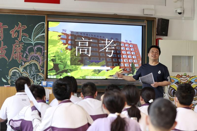 对学生来说,高考决定了人生成功与否。图为老师在为学生讲解高考注意事项。 (中新社数据照片)