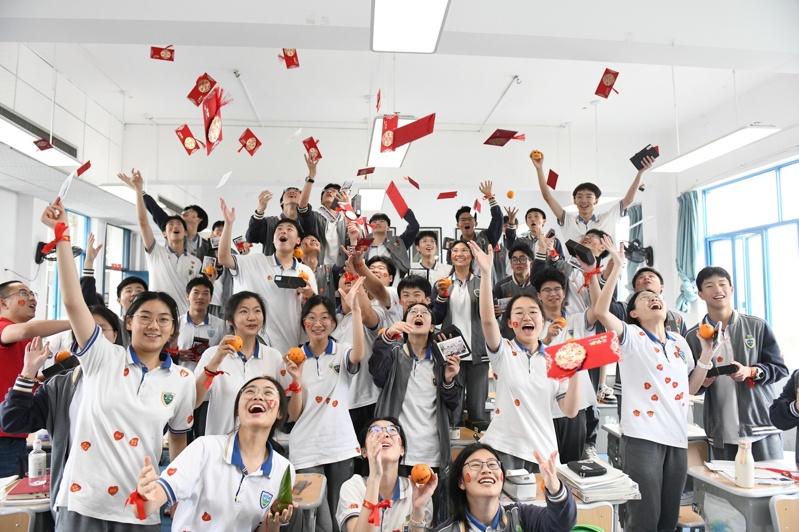 对学生来说，高考决定了人生成功与否。图为老师在为学生讲解高考注意事项。 （中新社数据照片）