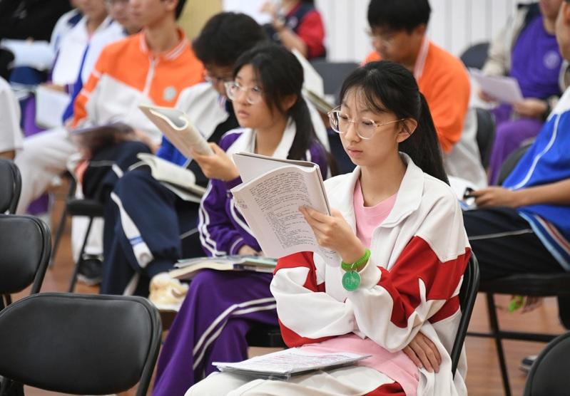 对学生来说，高考决定了人生成功与否。图为老师在为学生讲解高考注意事项。 （中新社数据照片）