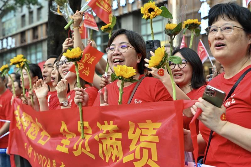 对学生来说，高考决定了人生成功与否。图为老师在为学生讲解高考注意事项。 （中新社数据照片）