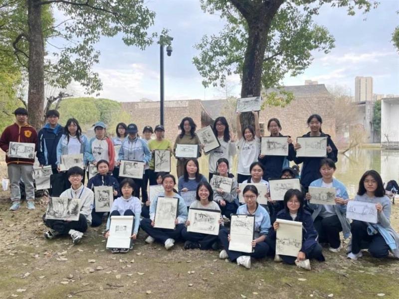 对学生来说，高考决定了人生成功与否。图为老师在为学生讲解高考注意事项。 （中新社数据照片）