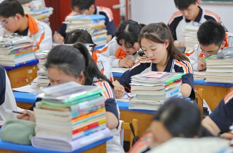 对学生来说，高考决定了人生成功与否。图为老师在为学生讲解高考注意事项。 （中新社数据照片）