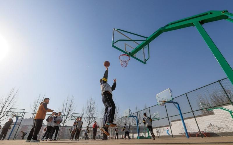 对学生来说，高考决定了人生成功与否。图为老师在为学生讲解高考注意事项。 （中新社数据照片）