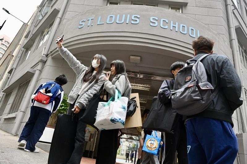 对学生来说，高考决定了人生成功与否。图为老师在为学生讲解高考注意事项。 （中新社数据照片）