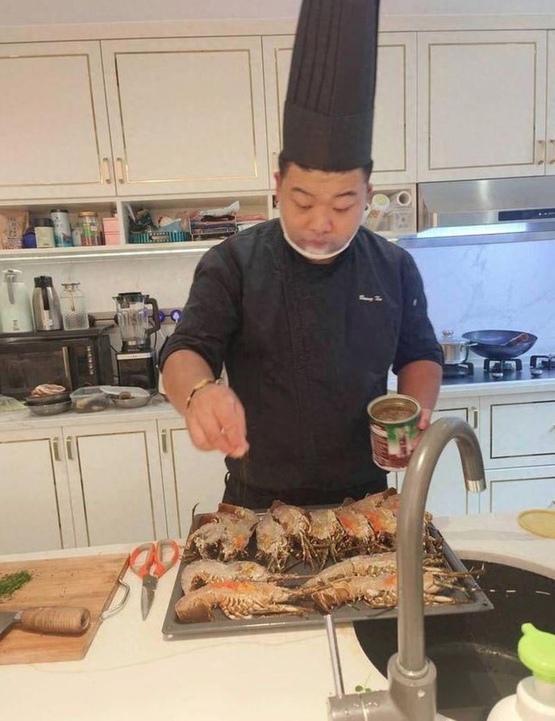 许少武在厨师行业打拚十年。(取材自封面新闻)