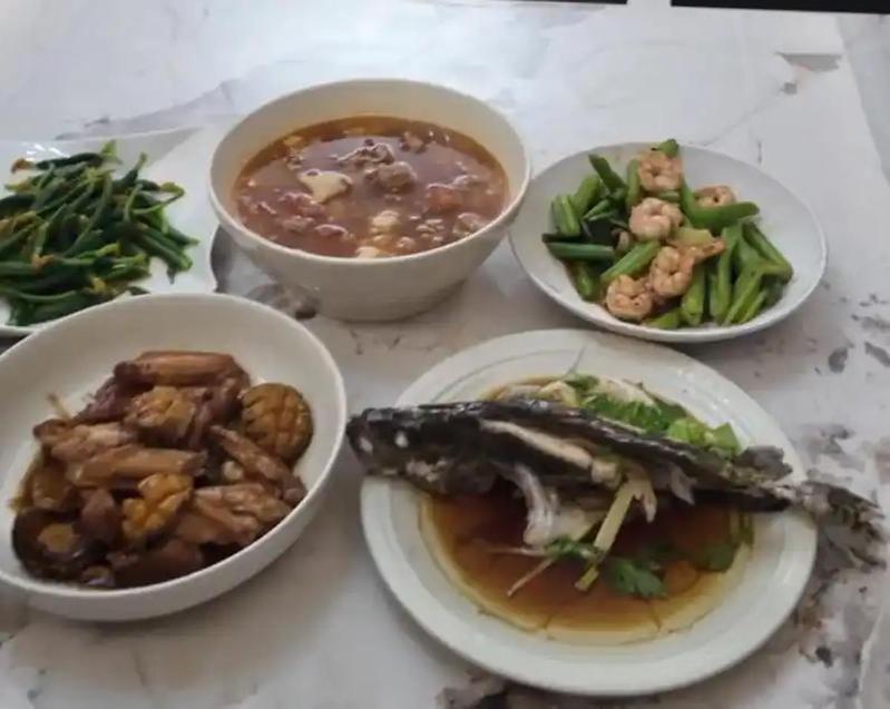 许少武在厨师行业打拚十年。(取材自封面新闻)
