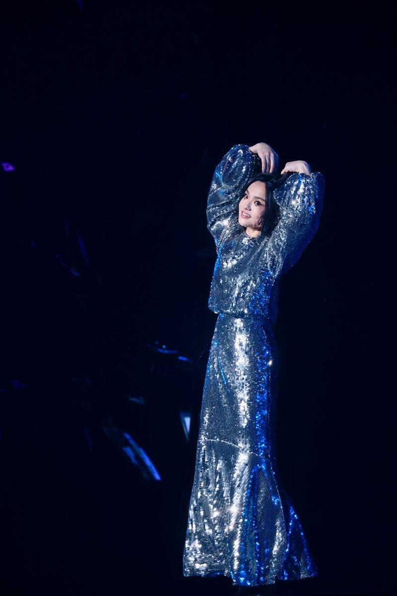 徐佳莹于《变得有些奢侈的事》巡演上海场，听见全场歌迷齐声大合唱感动得红了眼眶。（...