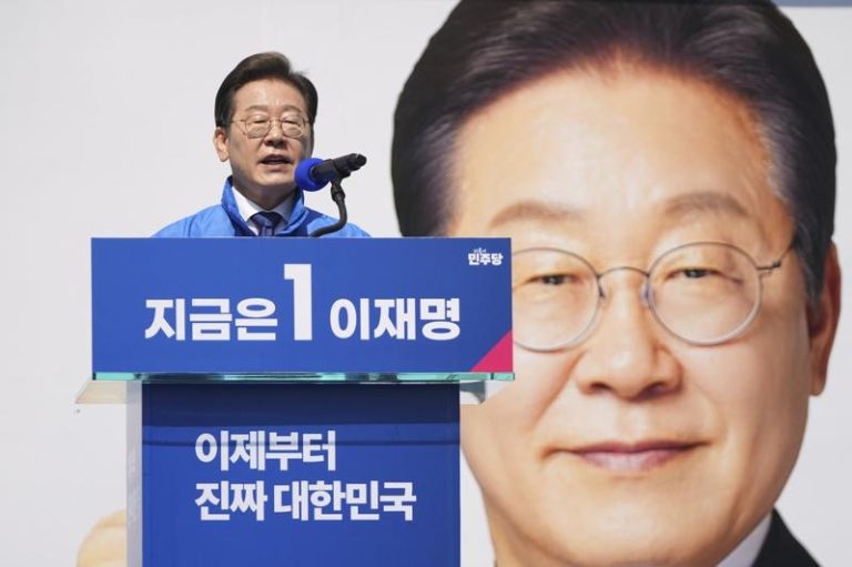 南韩总统大选呼声最高的共同民主党总统候选人李在明；图为李在明日前在首尔的竞选活动发表演说。（美联社）