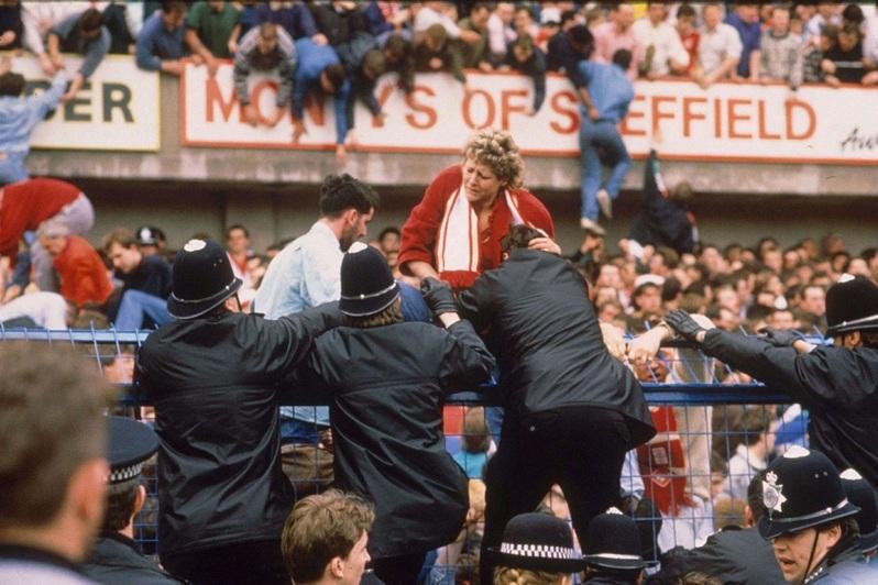 在1989年「希尔斯堡惨剧」（Hillsborough Disaster），酿成...