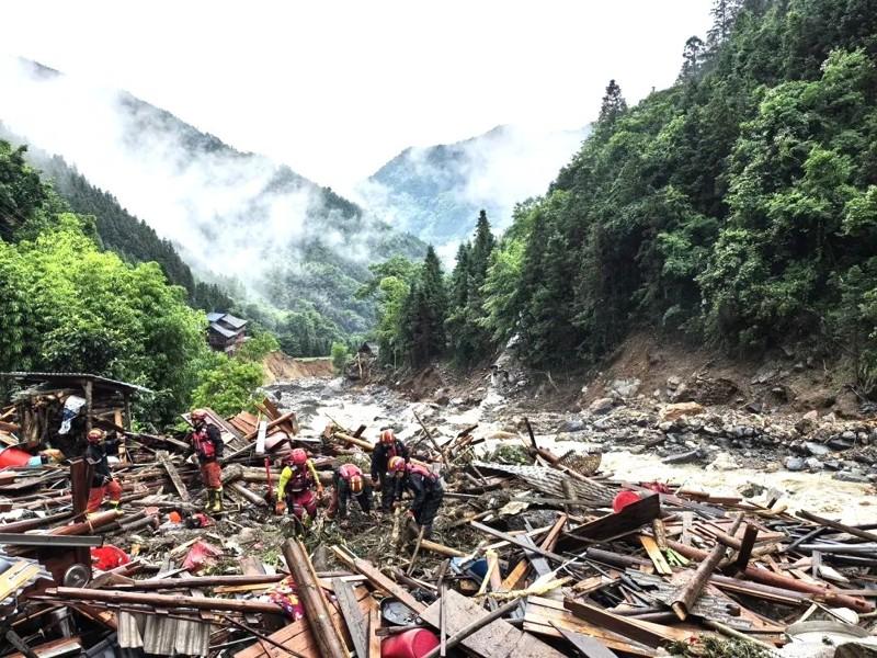广西桂林市龙胜各族自治县泗水乡三舍村突发山洪泥石流灾害,已至少1位民众遇难。(取材自广西头条NEWS)