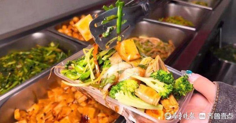 店主小孟（右）的快餐店因为一条差评，反而火了。(取材自齐鲁晚报)