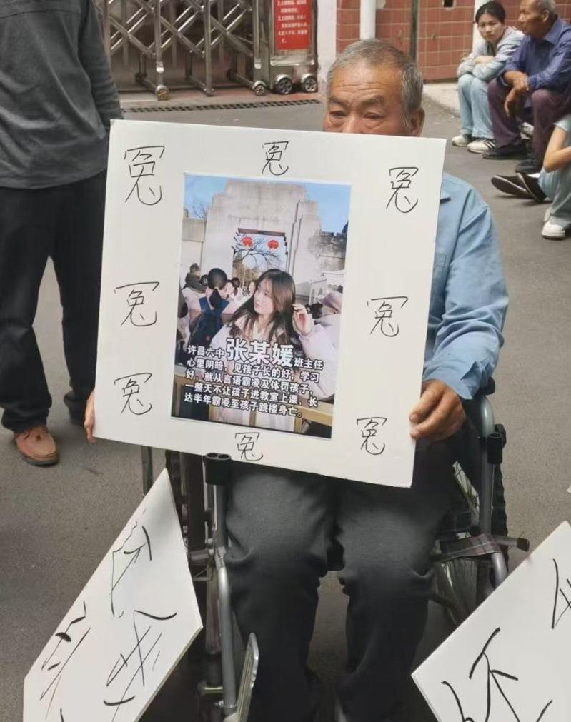 河南许昌市第六中学一名女生因遭老师体罚而跳楼死亡，引发大批民众与学生聚集校园周边声讨，情绪激动的学生砸学校抗议。（视频截屏）