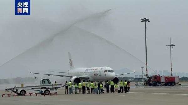25日9时19分,由C919国产大飞机执飞的MU5247上海虹桥—厦门高崎航班抵达厦门高崎国际机场,缓缓穿过象征民航最高礼仪的水门仪式。(取材自央视新闻)