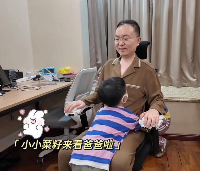 蔡磊（中）的妻子和儿子为他过47岁生日。（取材自鲁中晨报）